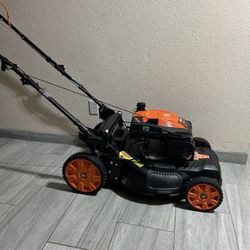 YARMAX Self Propelled Gas Powered Lawn Mower Like New Condition