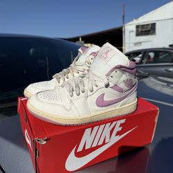 Jordan 1 Women’s 8 White and Purple