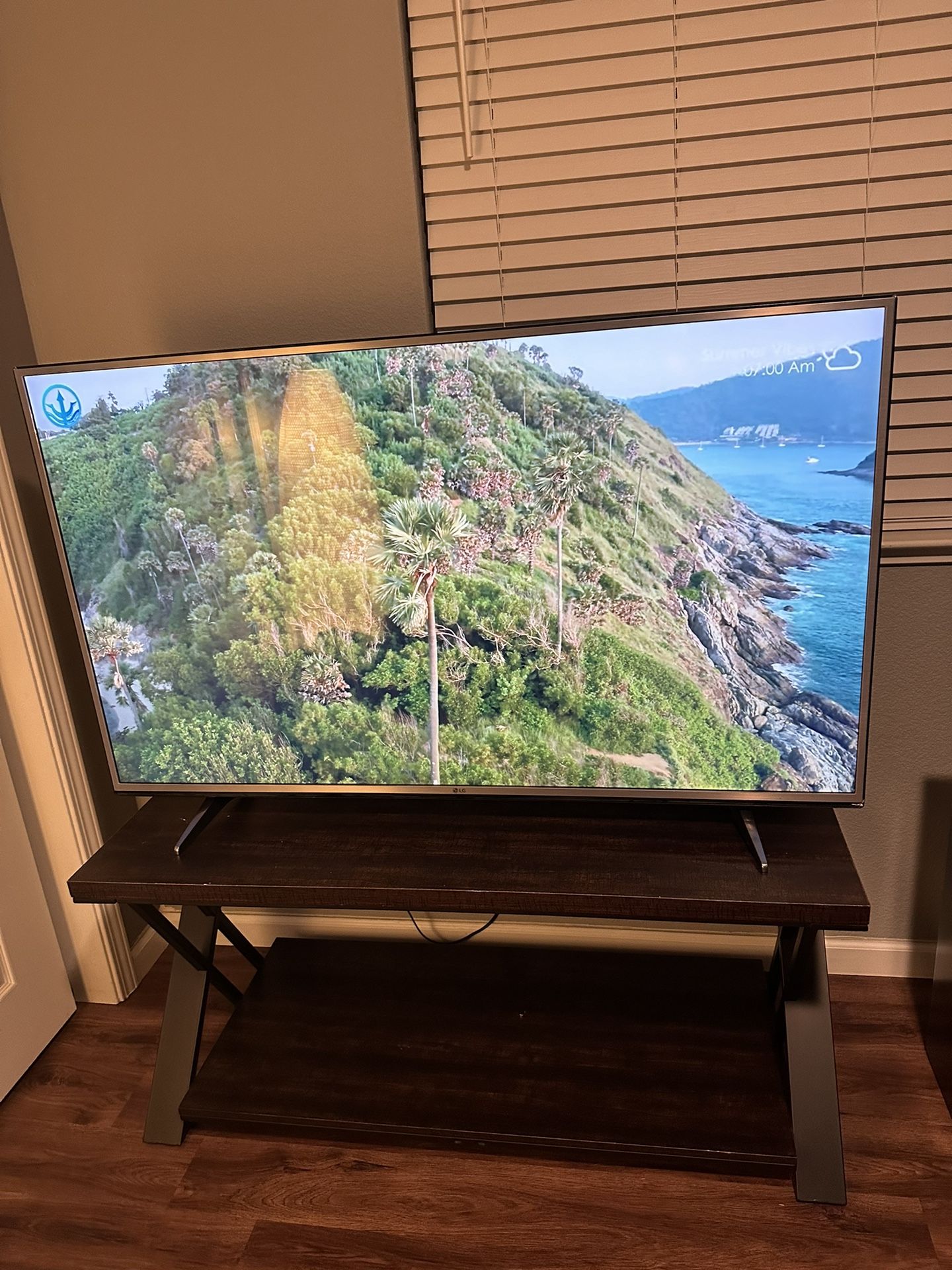 LG 55 UH6150 TV with Stand