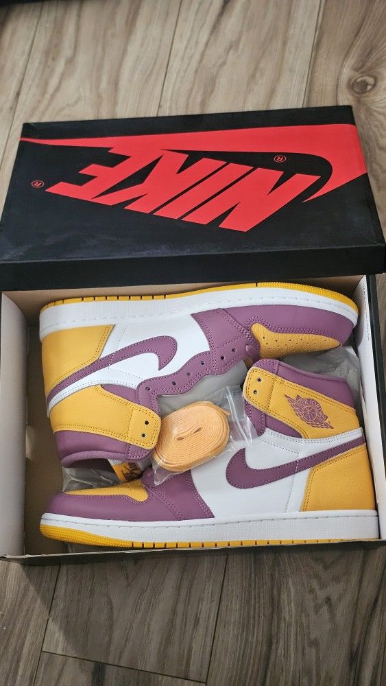 🔥 Air Jordan 1 Retro High OG “University Gold / Light Bordeaux” – Size 11 – NEW 🔥
