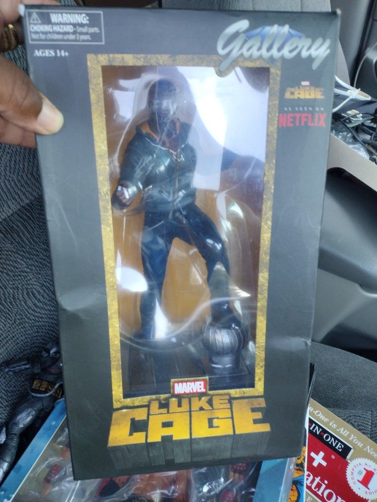 Marvel Luke Cage Statue