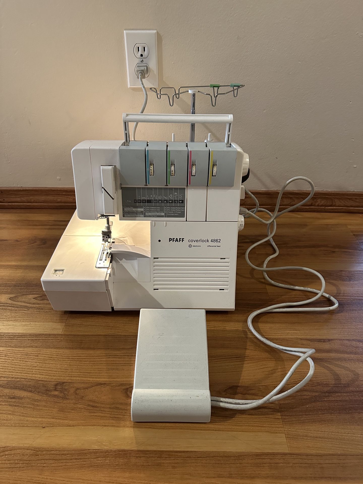 Pfaff Coverlock 4862 Sewing Machine