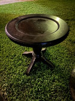 Black Round Pedestal Accent Table