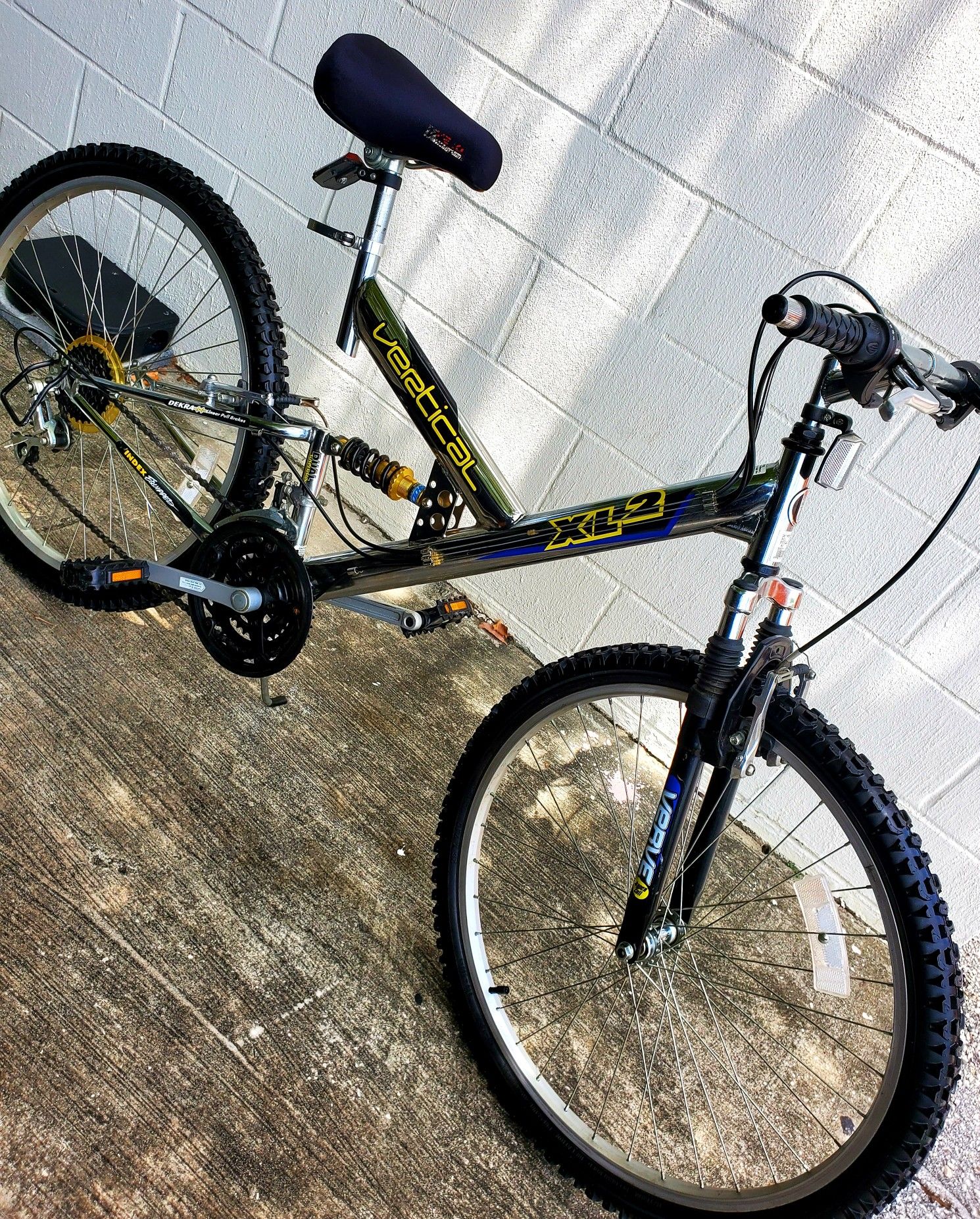 26" tire size . 20" inches frame VERTICAL XL2 MOUNTAIN FULL SUSPENSION BIKE 21-SPEED GREAT CONDITIONS READY TO RIDE.