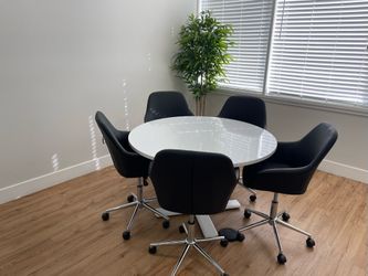 Round Conference Table – Small Meeting Room Table