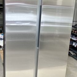 Samsung 28cu ft Side By Side Refrigerator/ Freezer