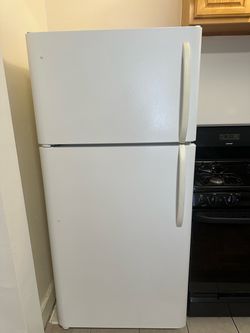 White Top-Freezer Refrigerator