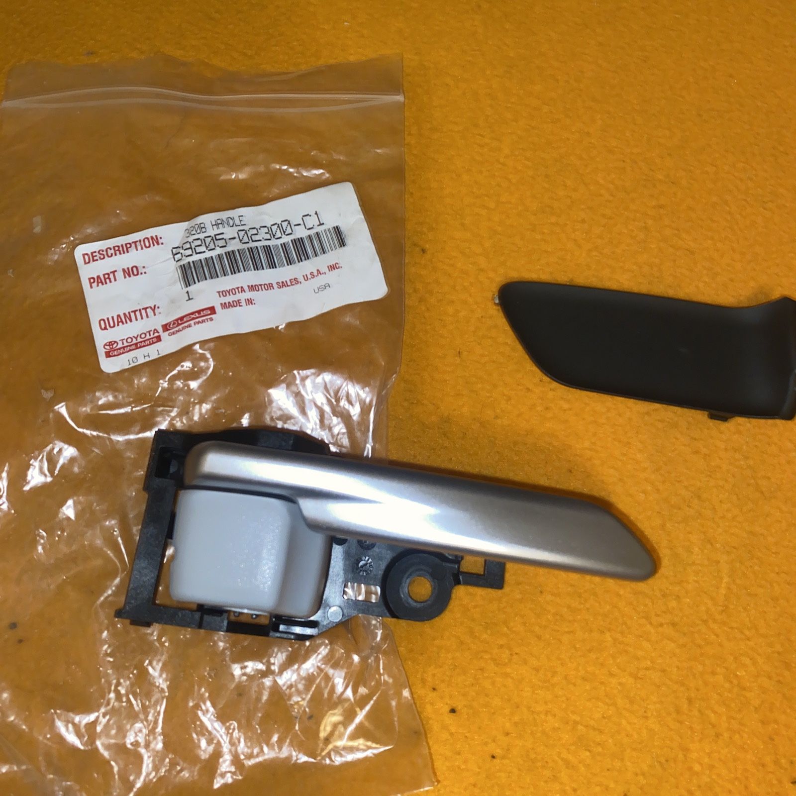 2020 TOYOTA COROLLA FRONT DOOR INTERIOR HANDLE RIGHT SIDE - SILVER OEM