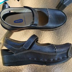 FREE GENUINE LEATHER UPPER AND LINNING SHOES  SIZE 6W