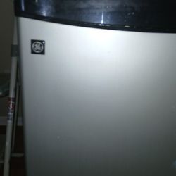 GE Mini Fridge