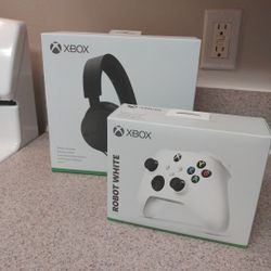 Xbox Bundle With $100 Gift Card