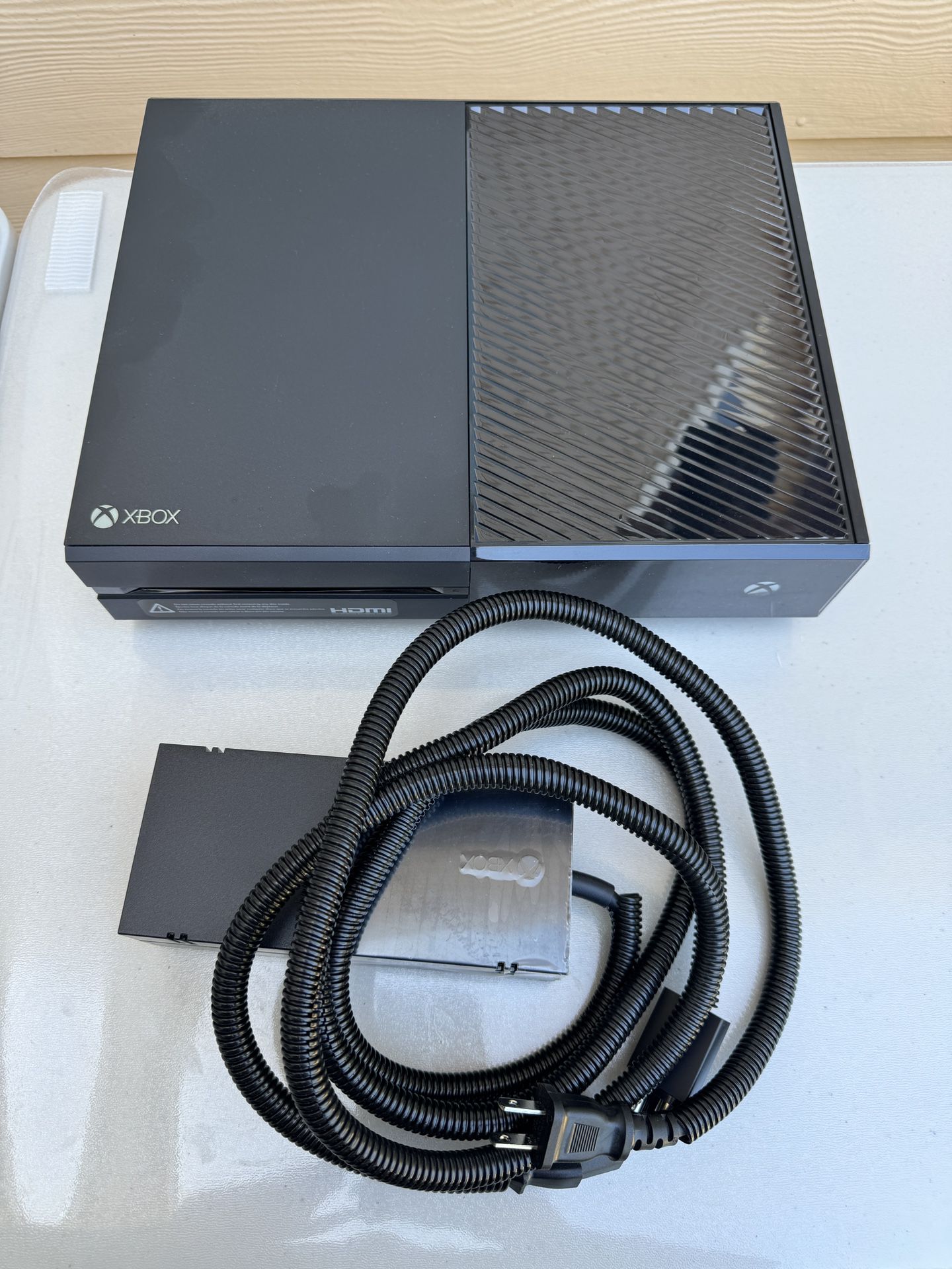Microsoft Xbox One 500 GB (Model 1540)