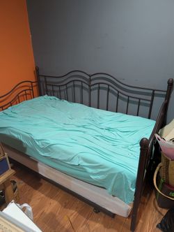 Free Day Bed With Trundle Bed And 2 Mattresses