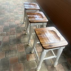 Bar Stools. 3 Chais