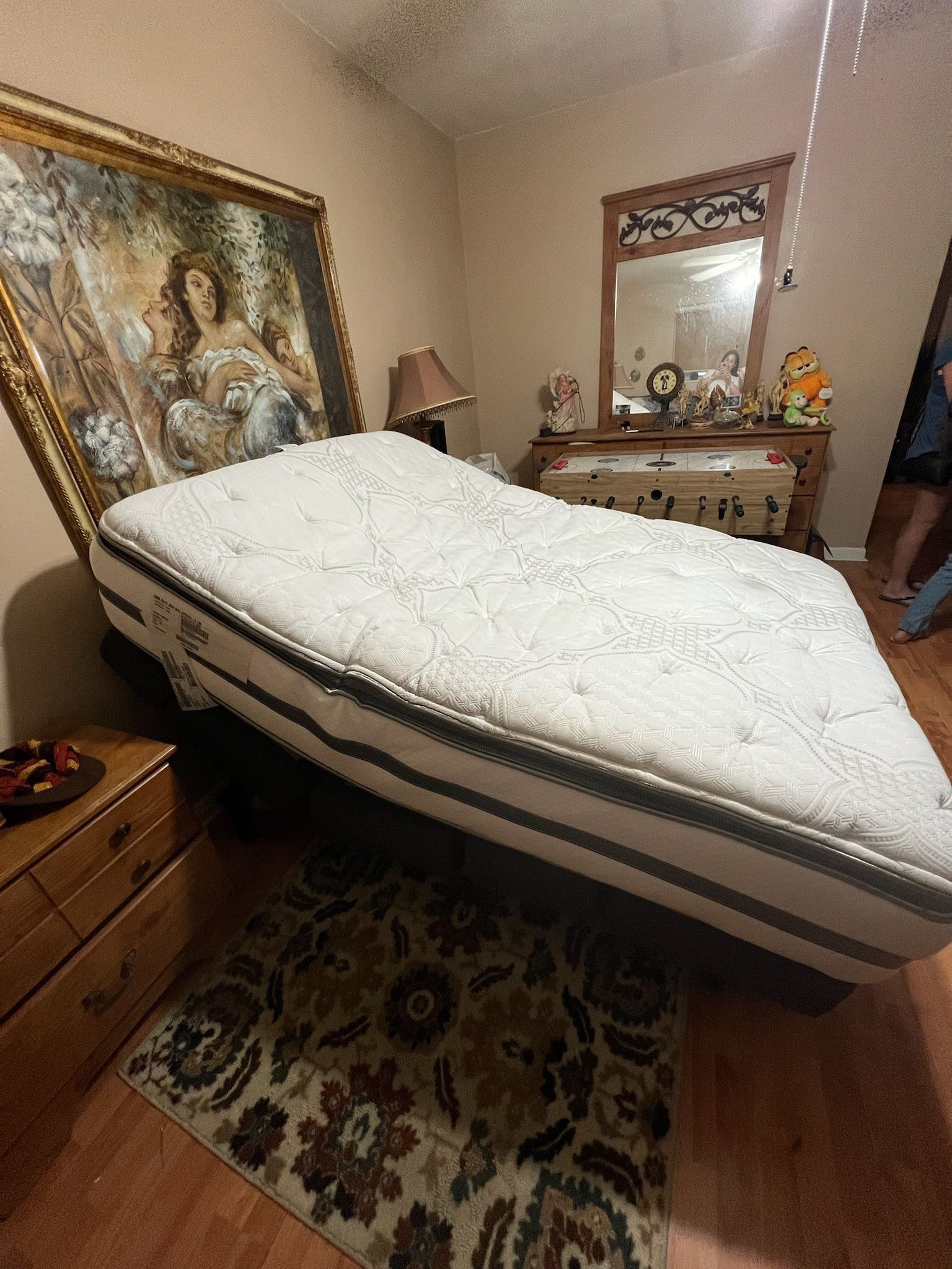 Bed Mattress With Adjustable Bed Frame 