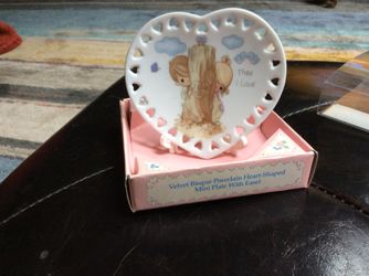 Precious Moments heart-shaped mini plate with easel. “Thee I Love”