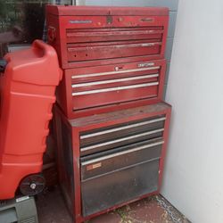 Boxes And Chester Drawers With Stuff For Sale In Pine Hills