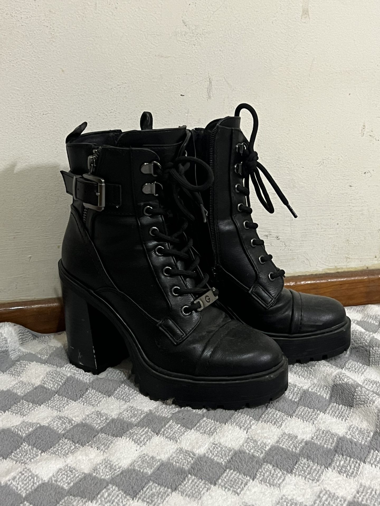 BLACK HEELED BOOTS