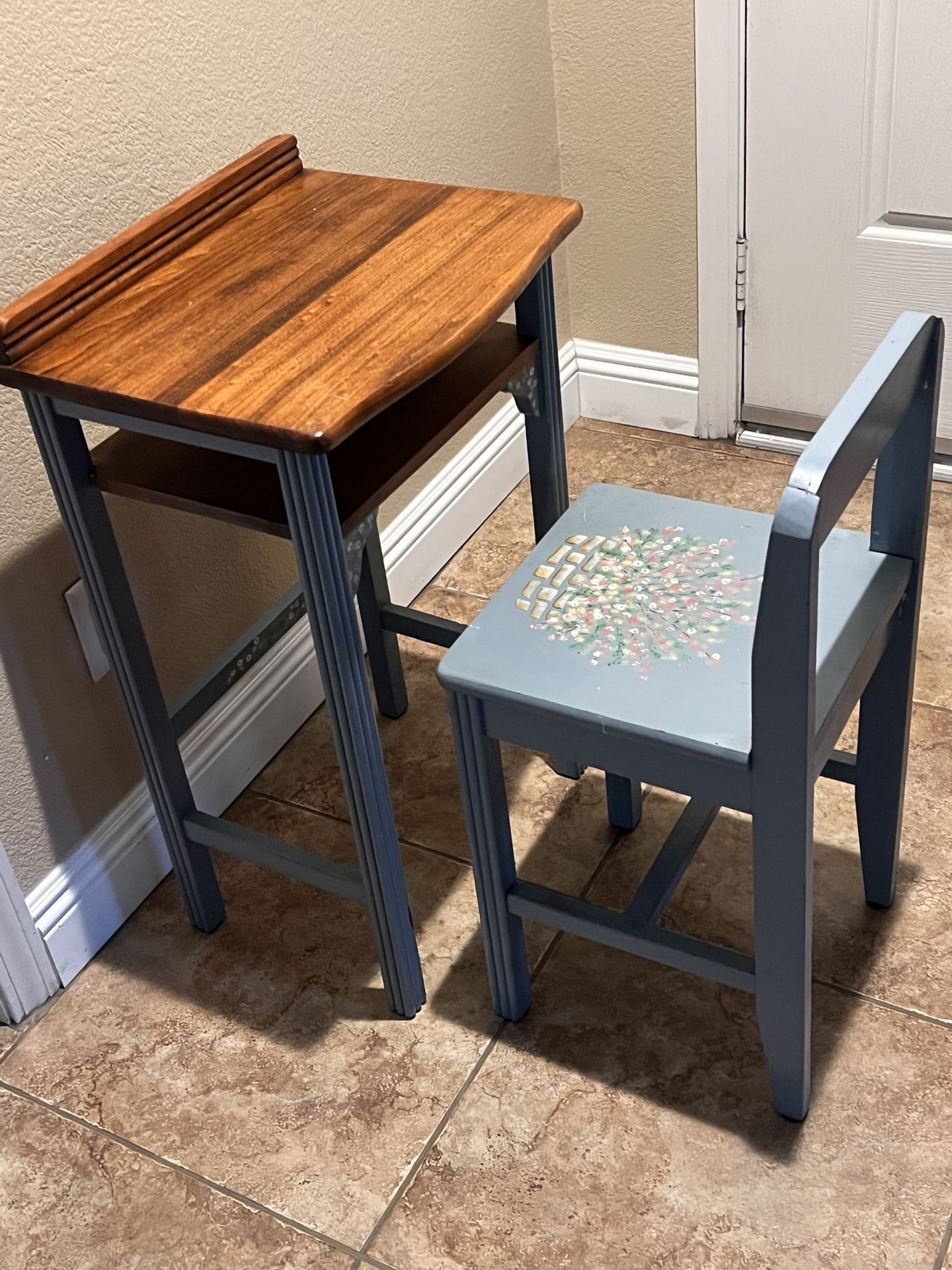 Solid Wood Kids Desk And Chair 