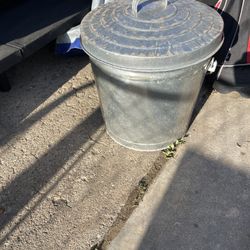 Metal pet food storage container W/scoop