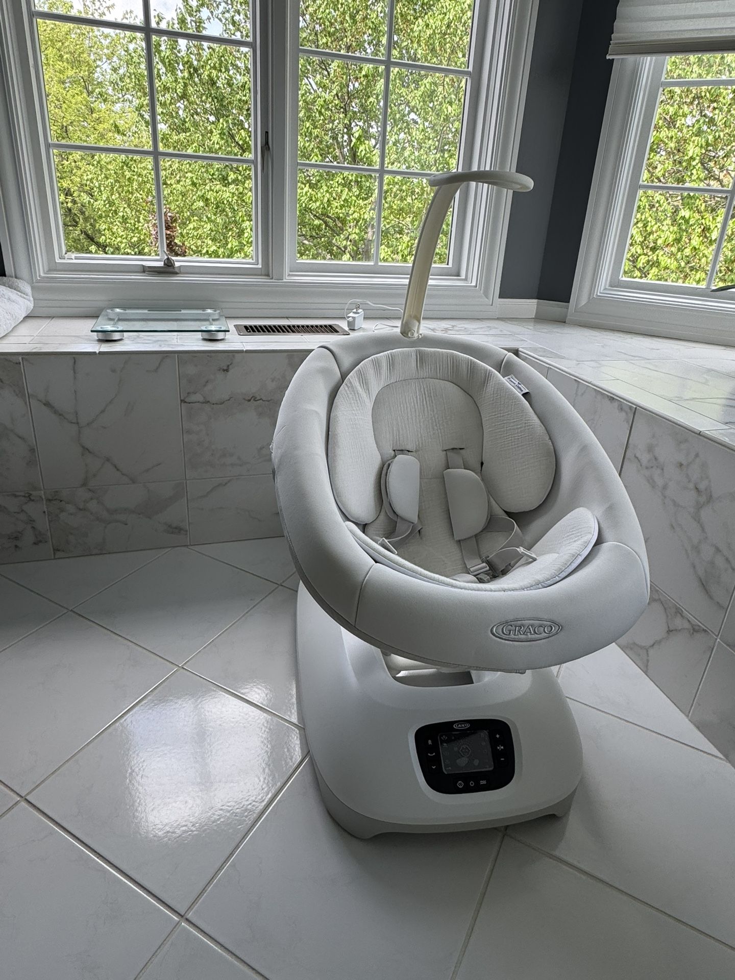 Graco SmartSense Baby Swing with Cry Detection technology