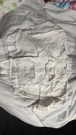 White long sleeve onesie pack of 4 size 6-9 months