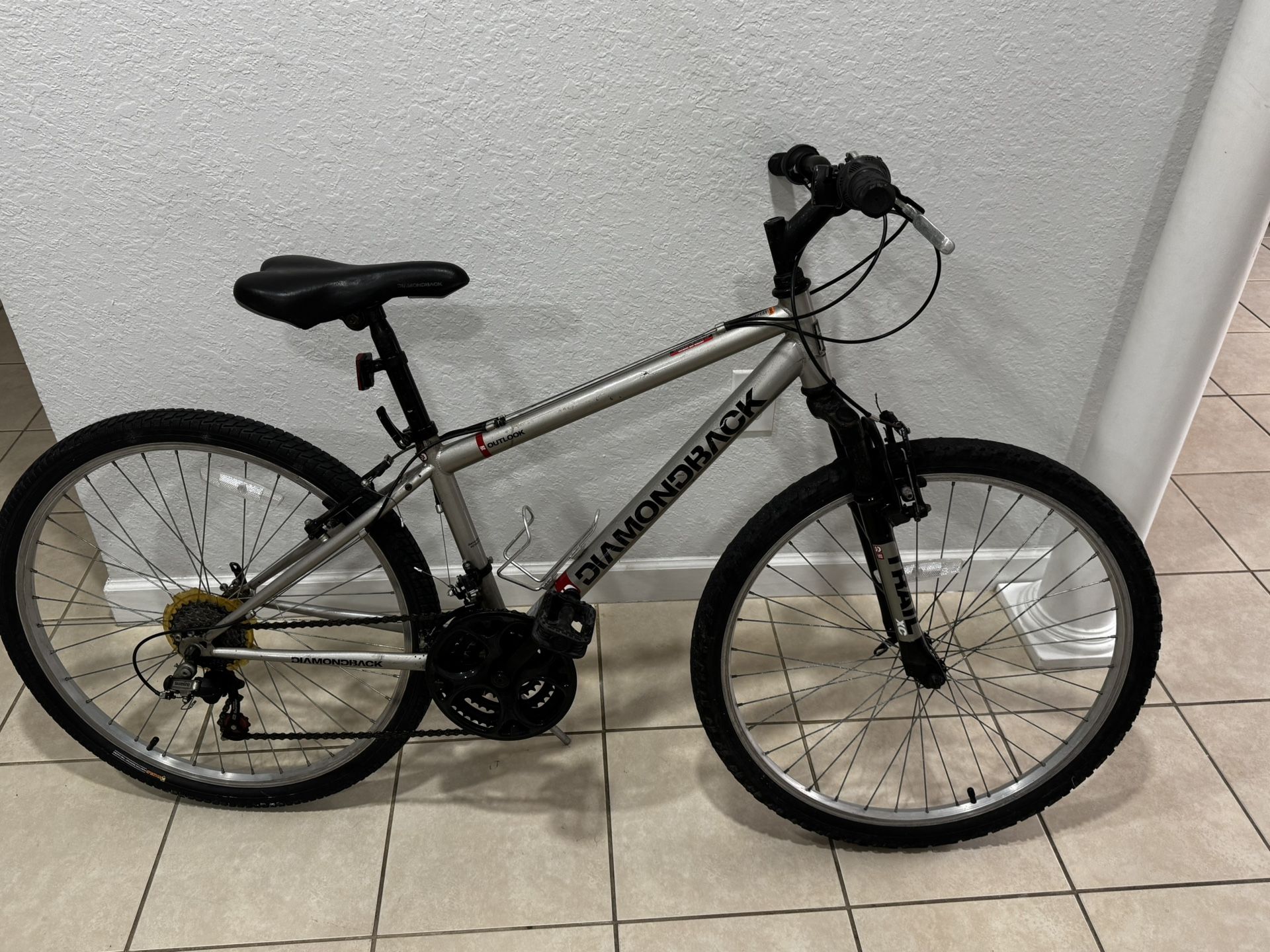 Bicycle . Need some adjust in the rear gears .  . . Diamond back frame 20” . Rim 26. But you can ride like this . 