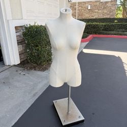 Women’s Size 4 Dress Form. Clothing Display 