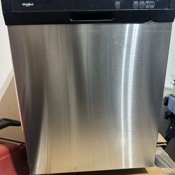 Whirlpool dishwasher - LIKE NEW