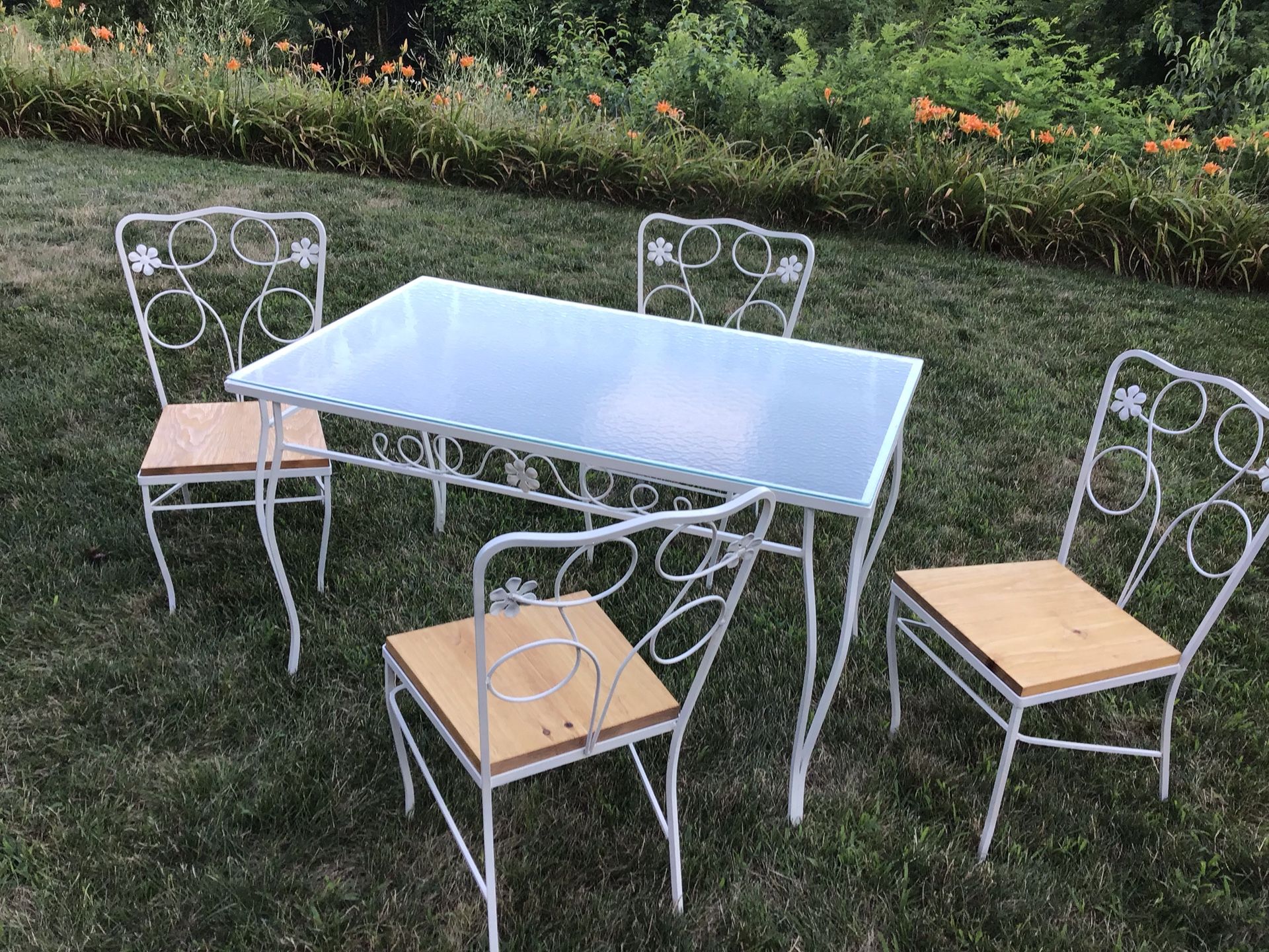 Beautiful vintage dining set - indoor outdoor furniture table and chairs - excellent condition original wavy glass new seats - cream color