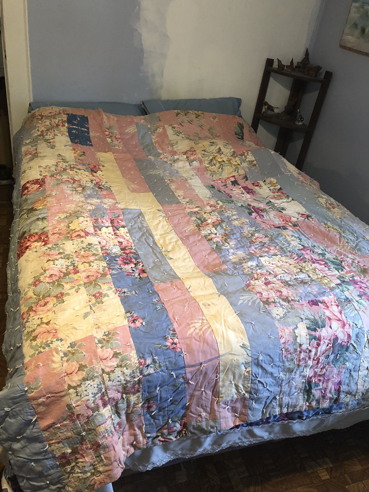 Patchwork Ouilt / Queen Size / One small stain