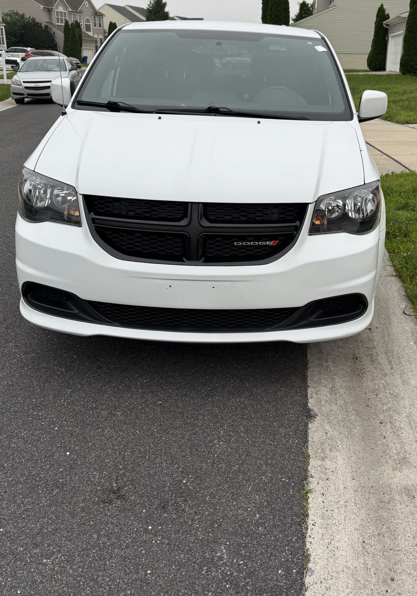 2017 White Dodge Caravan 