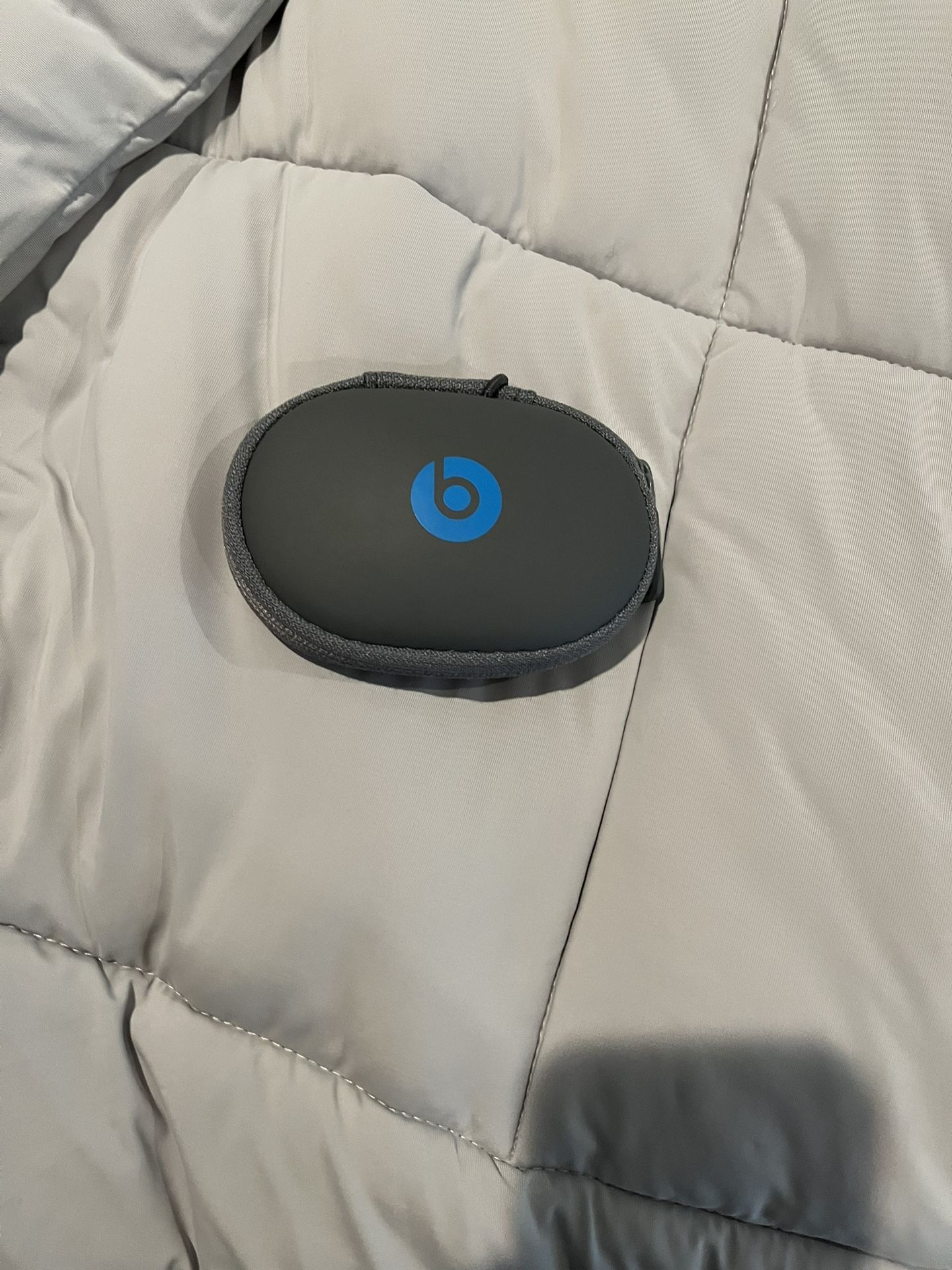 Blue and grey around ear beats