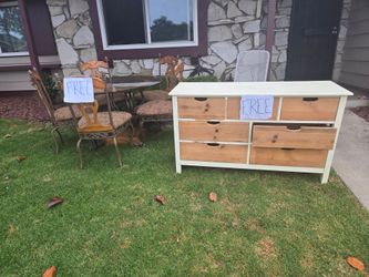 Free kitchen table/ dresser