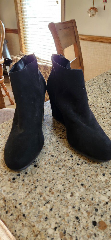 Boot/Shoe (NEW) Women's 6 1/2 Black