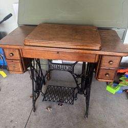 Vintage Singer Sewing Machine 