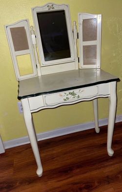 Make up table. Vanity. Vintage. Small desk. Make up table.