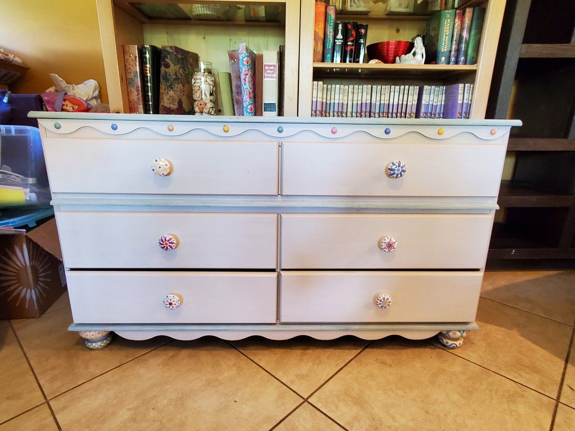Unique 6 drawer dresser in excellent condition