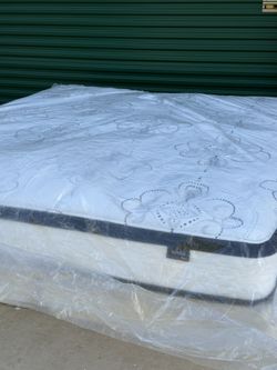 FLOOR MODEL KING SIZE PILLOWTOP MATTRESS ONLY 