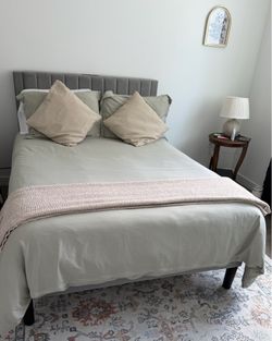 Queen Bed - Excellent Condition