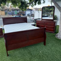 Queen bedroom set in cherry color, vanity with two nightstands, Sprint base mattresses and bed frame