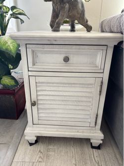 Queen Bed nightstand mattress