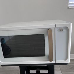 Drew Barrymore Beautiful Microwave for Sale in Spring Hill, FL - OfferUp