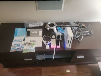 Nintendo Wii Resort and Sports Package - Complete
