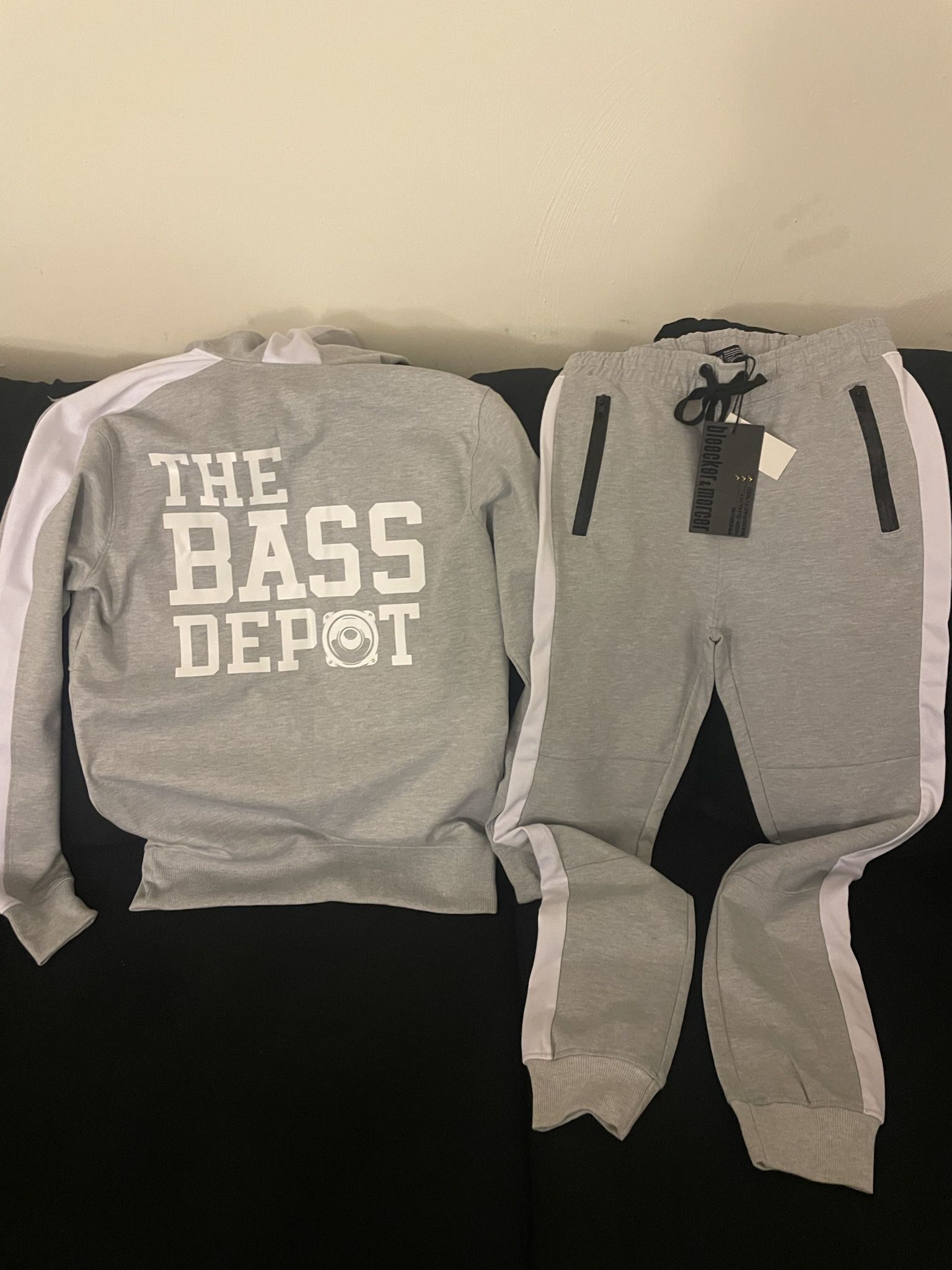 Men Sweatsuit (size Small)
