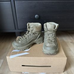 Hiking boots 