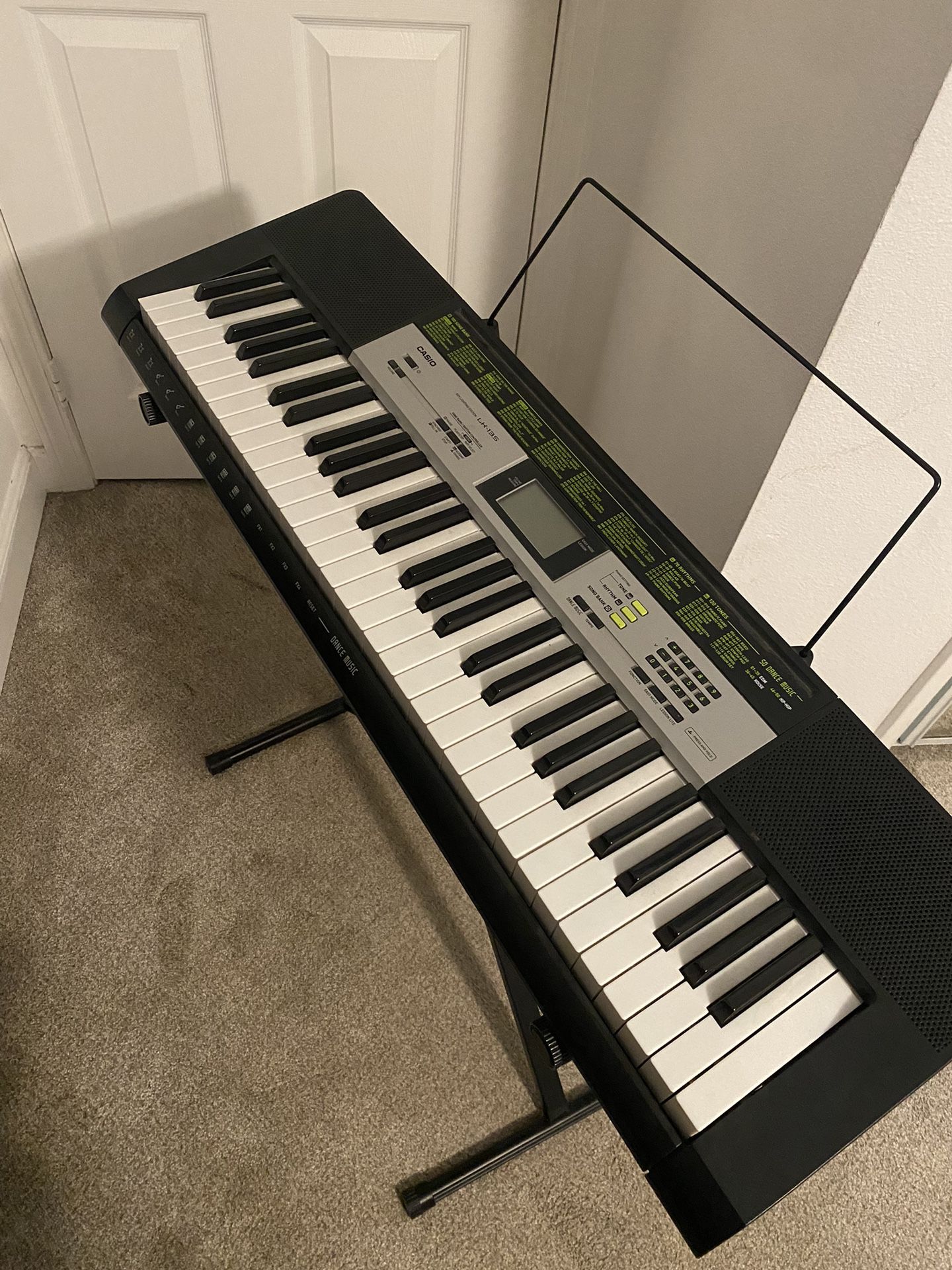 Keyboard: Casio LK 135 + Stand