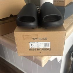 Black Yeezy Slides 