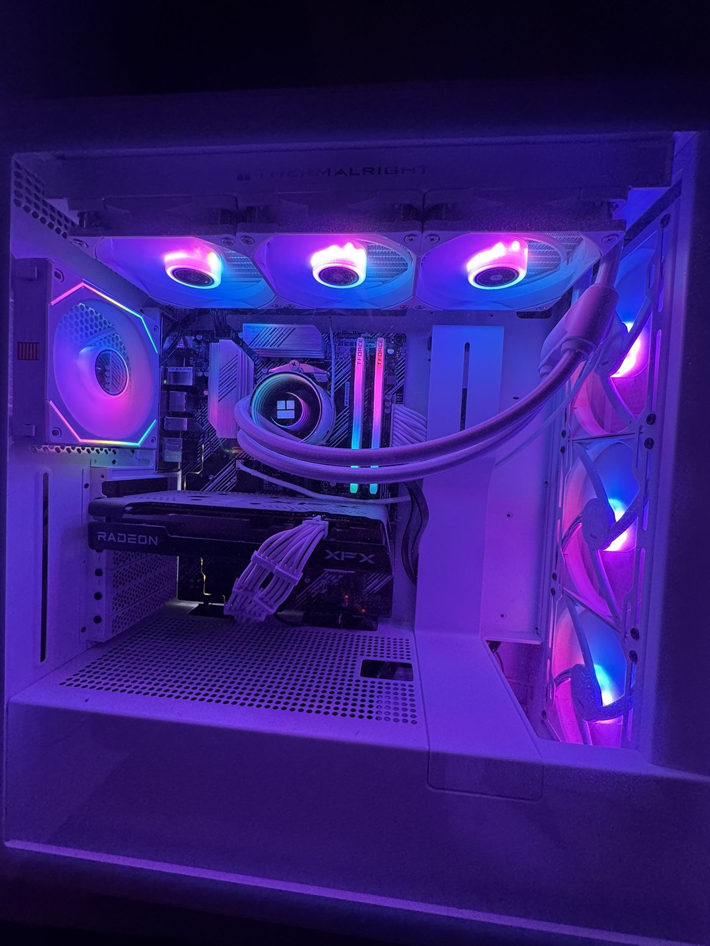 White custom PC 6650xt