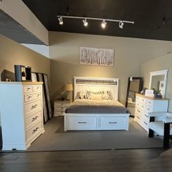 White/Oak King 4PC Bedroom Set 